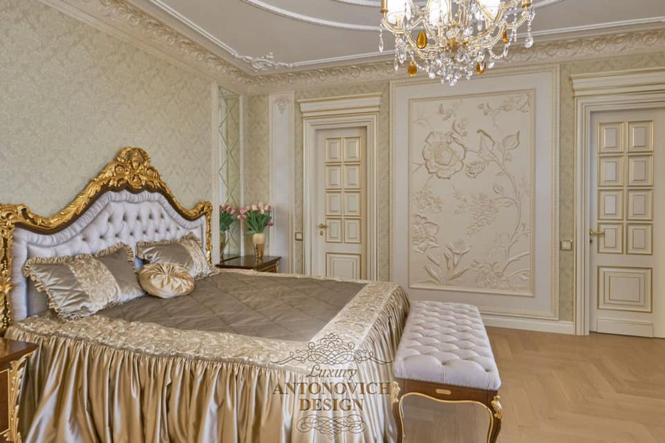 Дизайн спальни в классическом стиле с рельефным панно на стене.