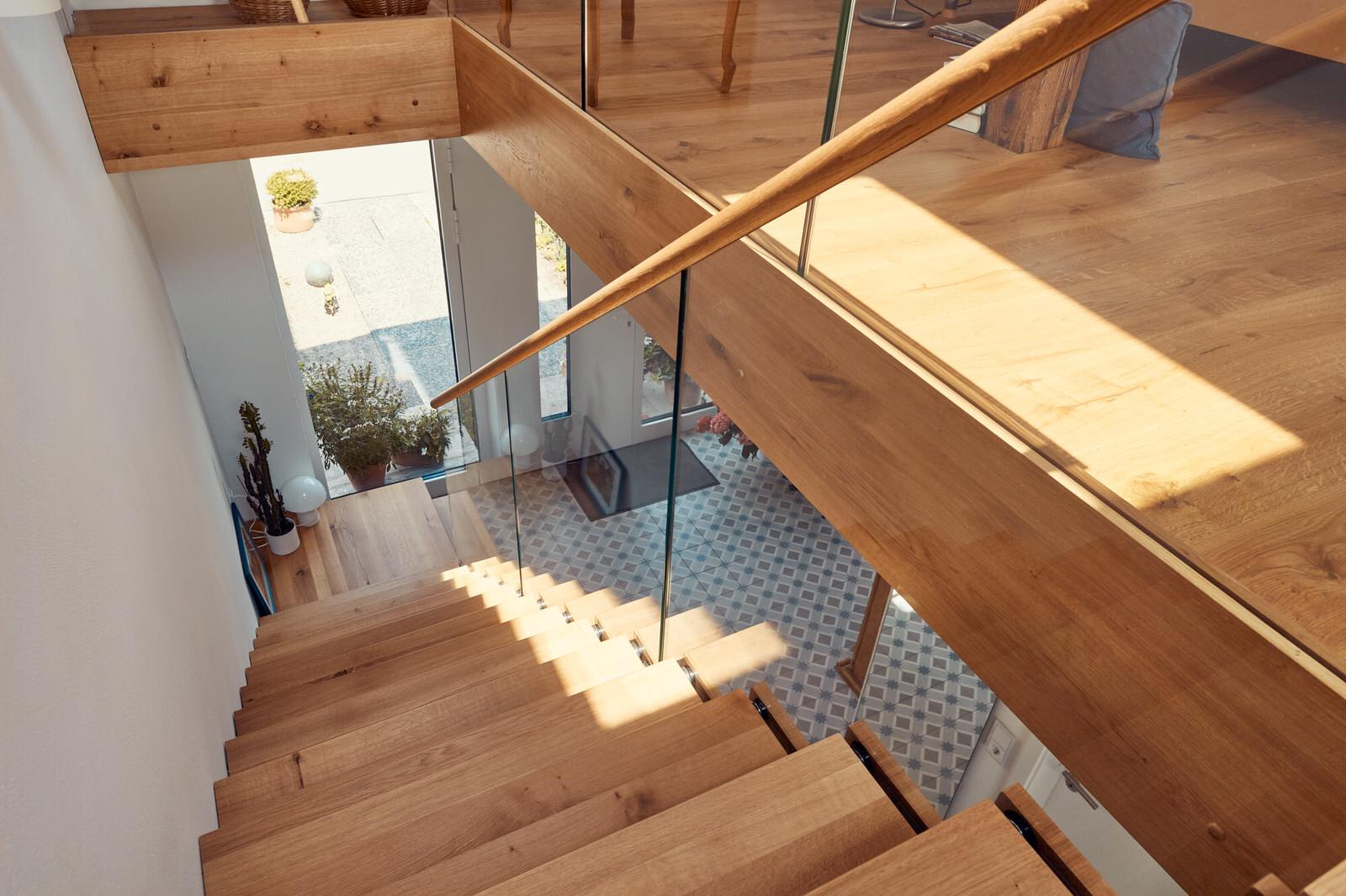 Консольная лестница из дуба со стеклянной балюстрадой
