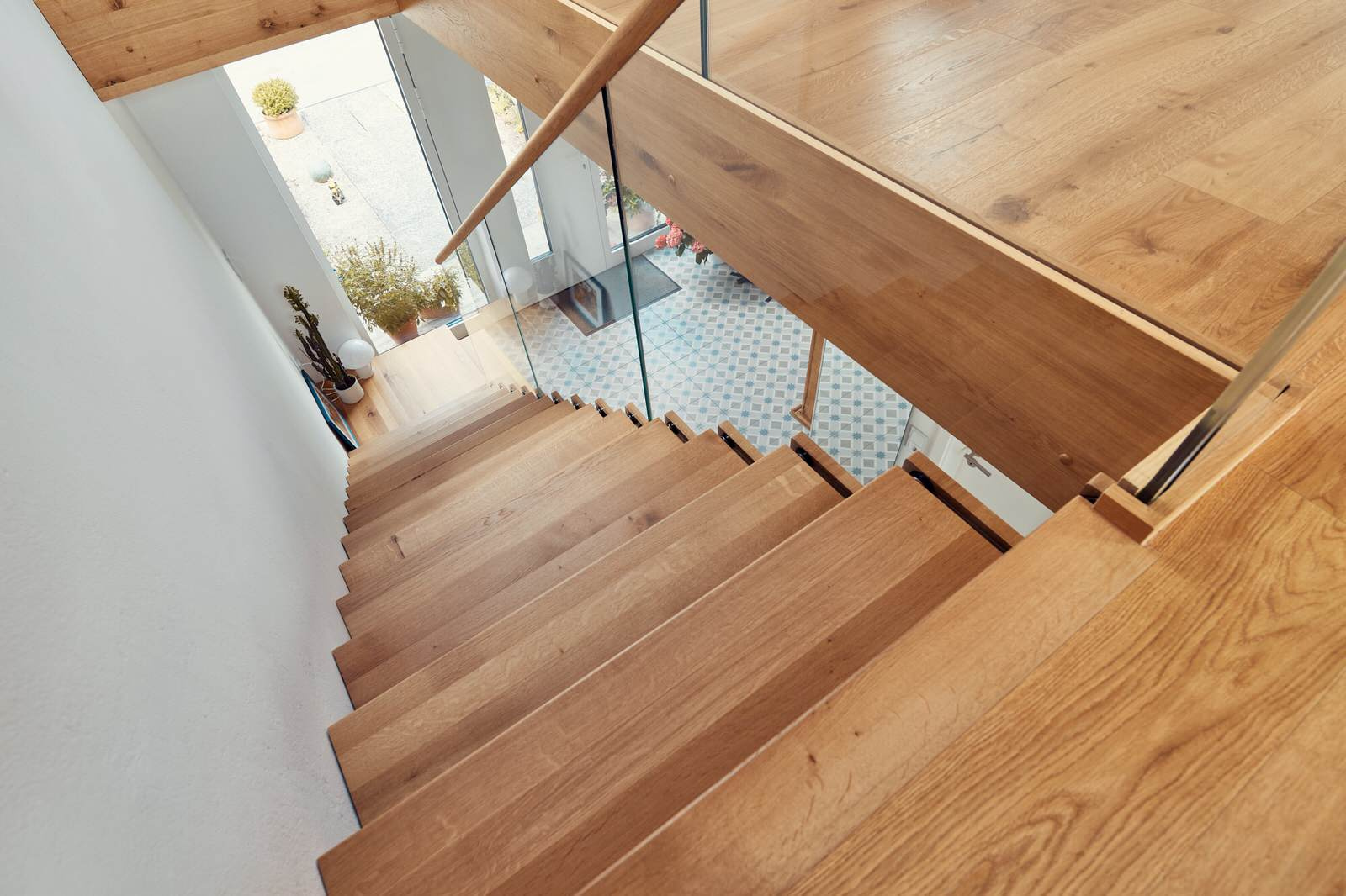 Консольная лестница из дуба со стеклянной балюстрадой