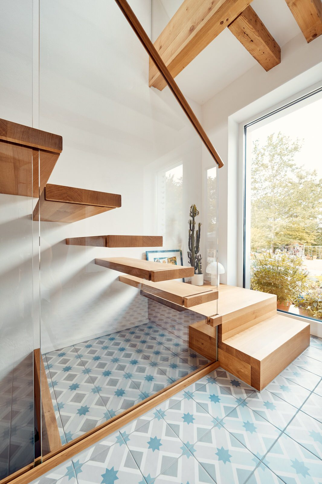 Консольная лестница из дуба со стеклянной балюстрадой