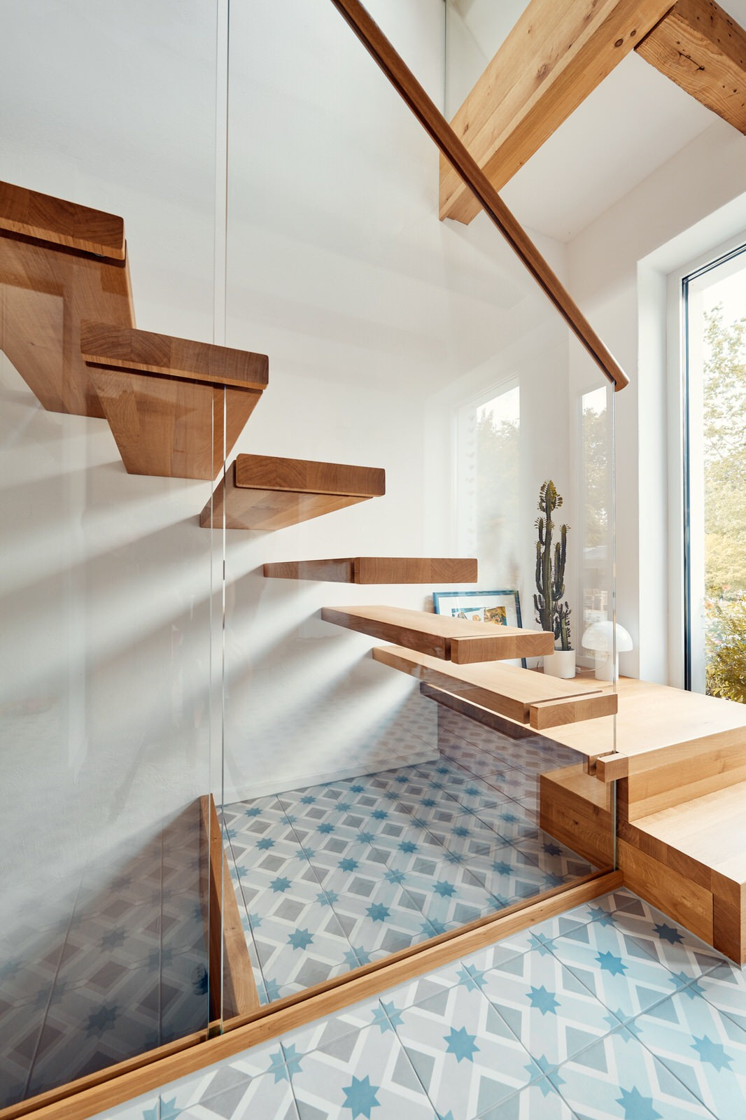 Консольная лестница из дуба со стеклянной балюстрадой