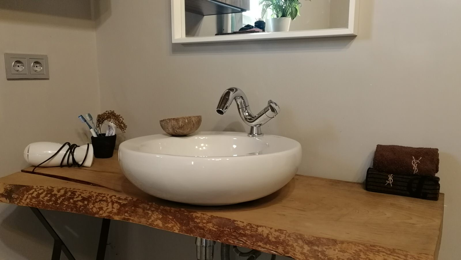 Ванная в эко стиле,  с элементами бамбука и трасника