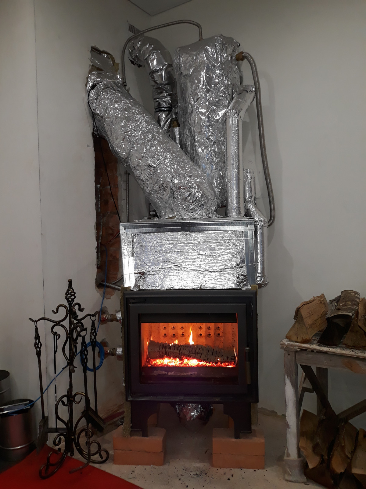 Обложка проекта: Камин Kratki в гостинной дома без отделки.