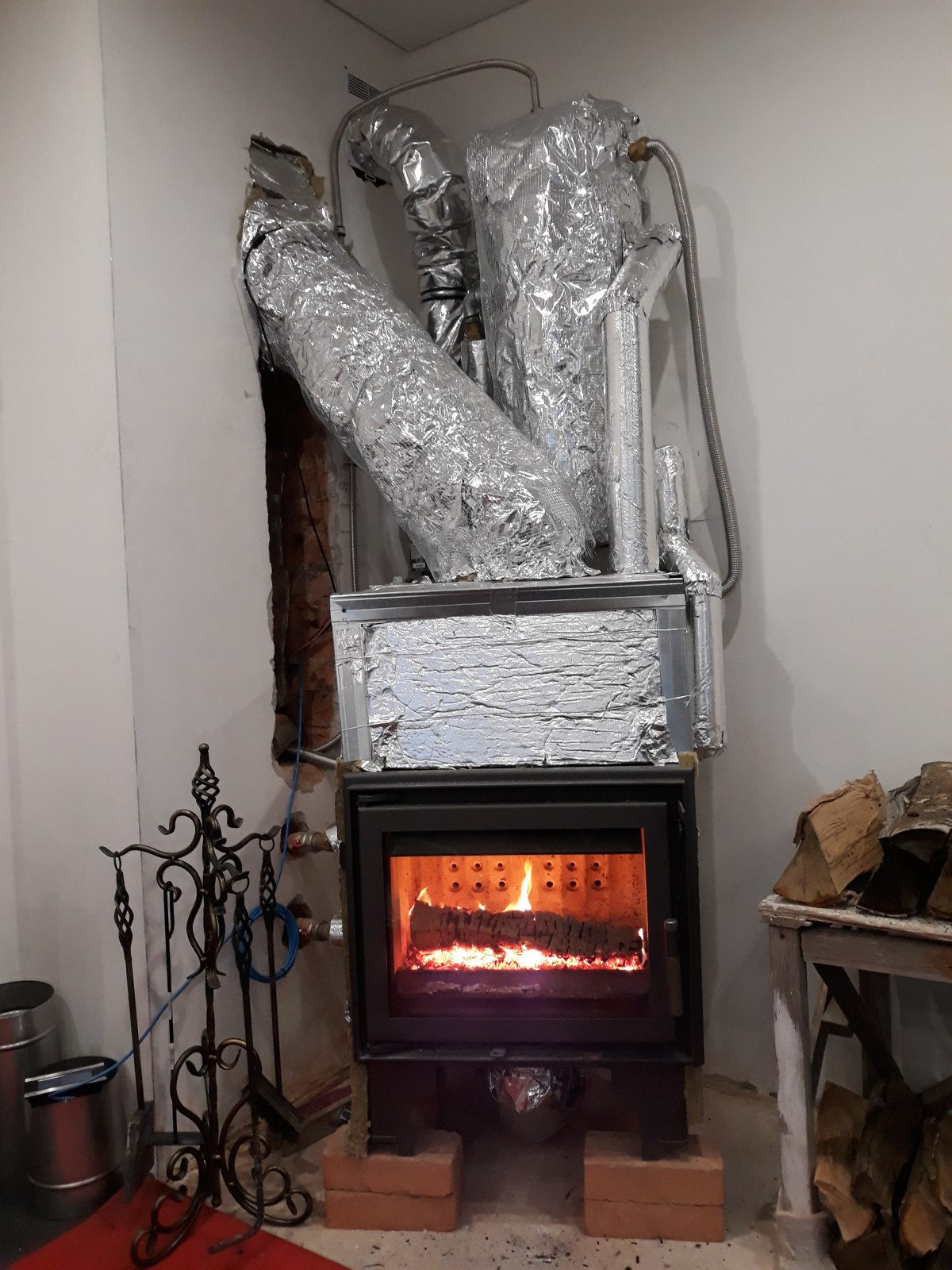 Камин Kratki в гостинной дома без отделки.