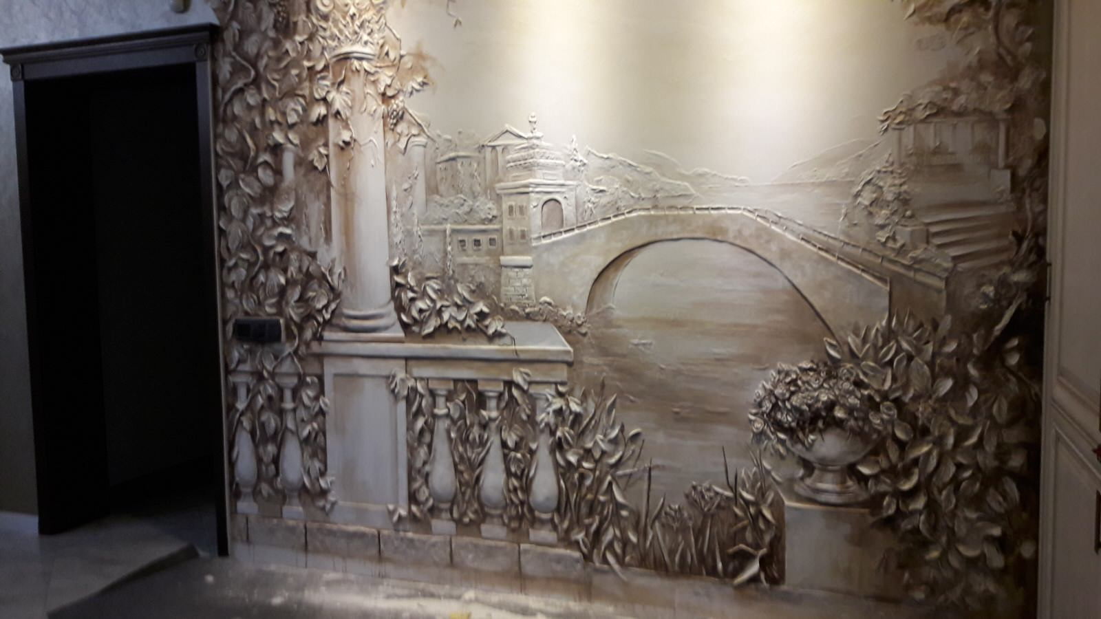 Цветной барельеф в кухне. Частный дом