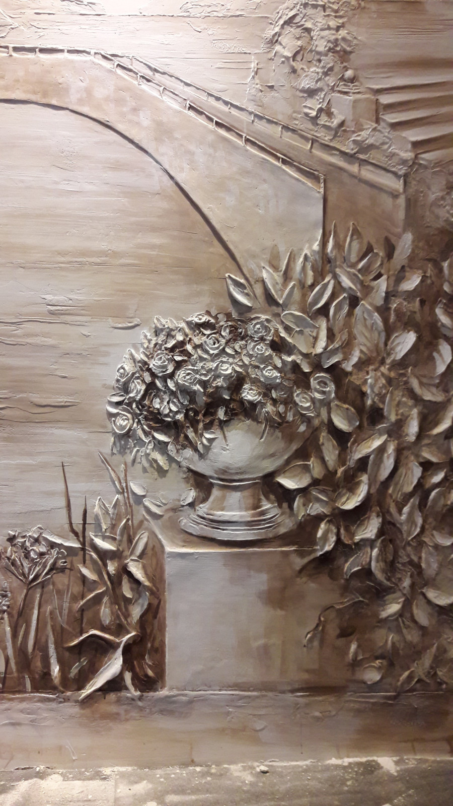 Цветной барельеф в кухне. Частный дом