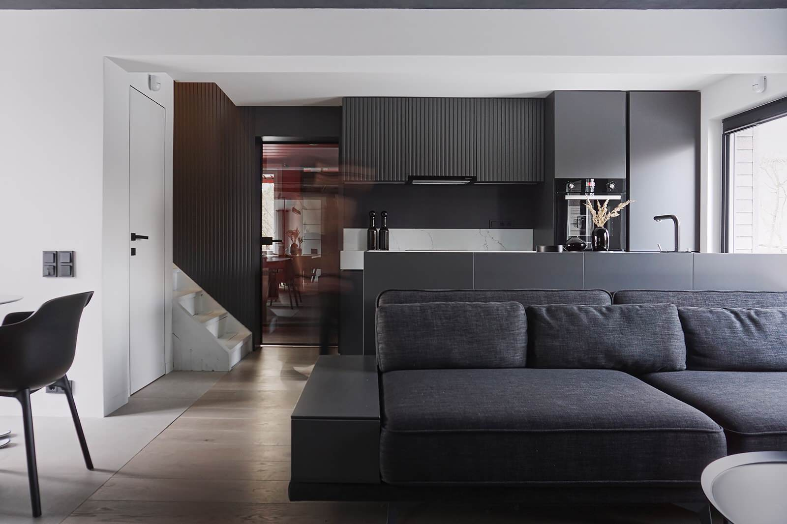 Обложка статьи: Проект недели: Графитовая кухня-гостиная в загородном доме