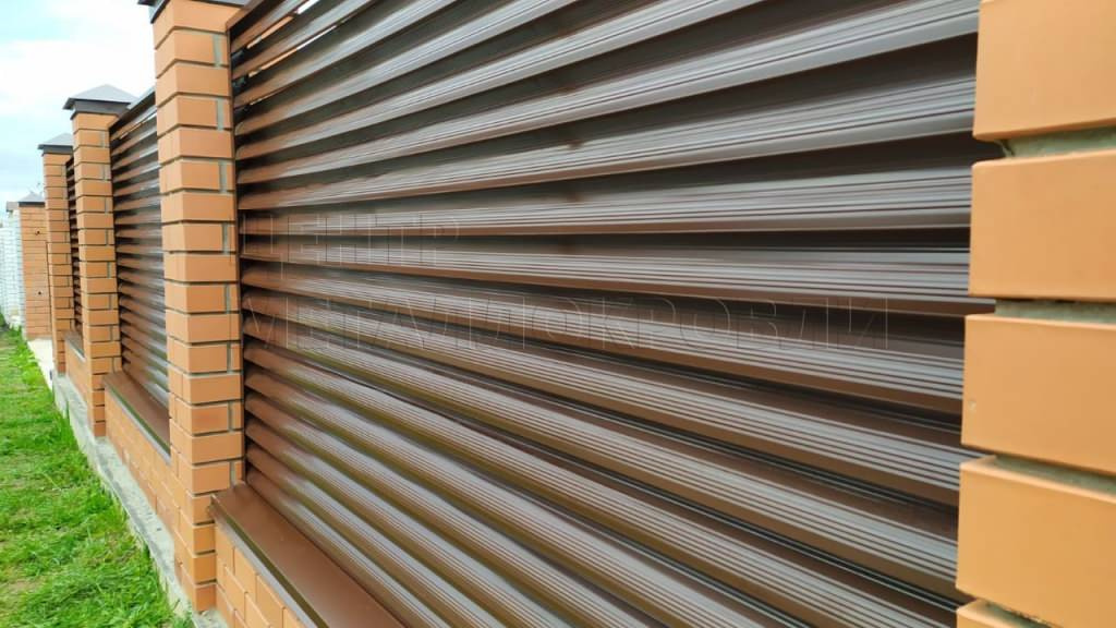 Забор жалюзи из металлического штакетника (евроштакетника)