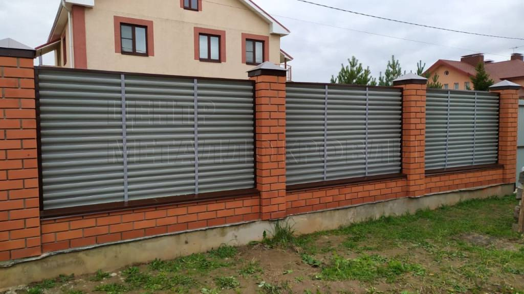 Забор жалюзи из металлического штакетника (евроштакетника)