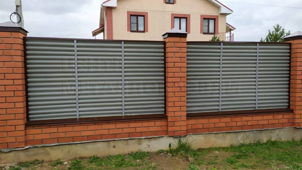 Забор жалюзи из металлического штакетника (евроштакетника)