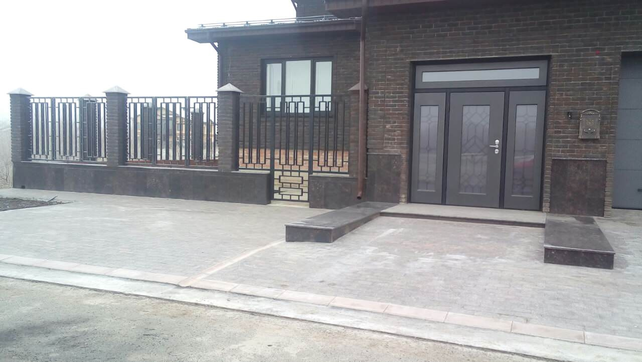 Металлическое ограждение и калитка