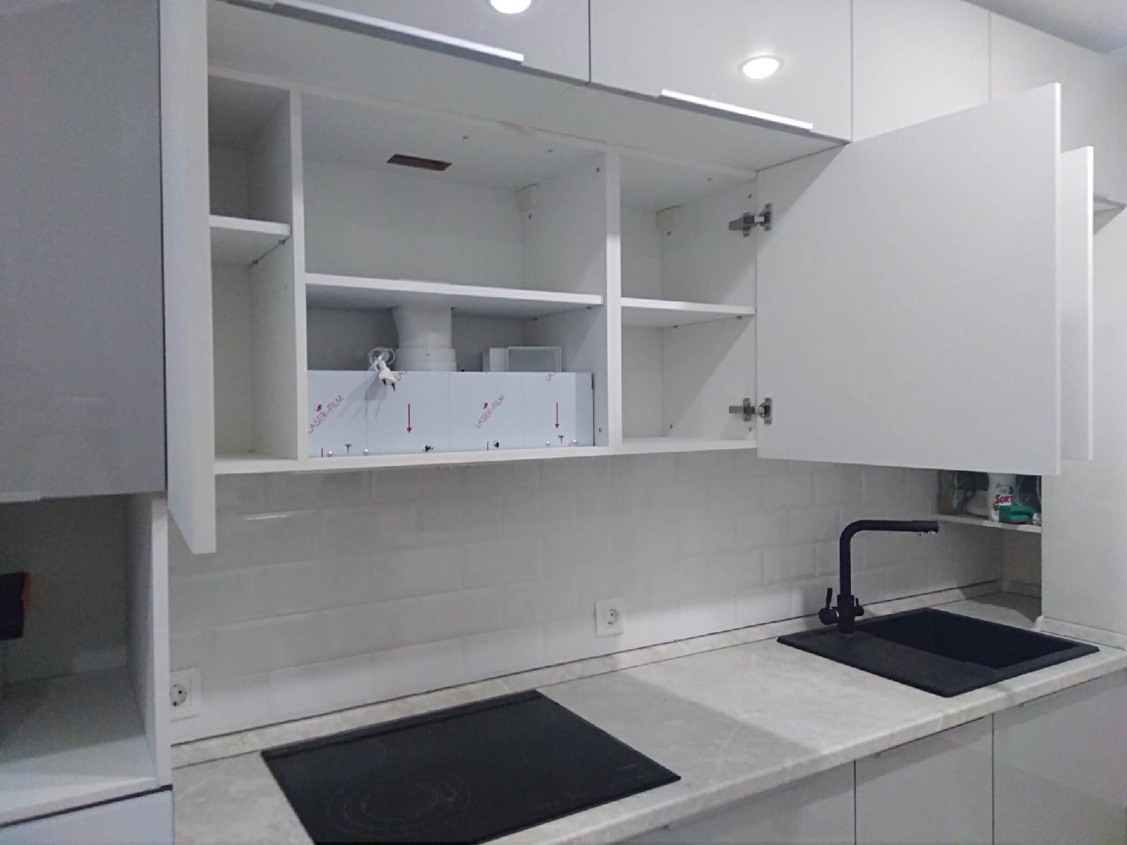 Современная кухня  с антресольной зоной серый глянец