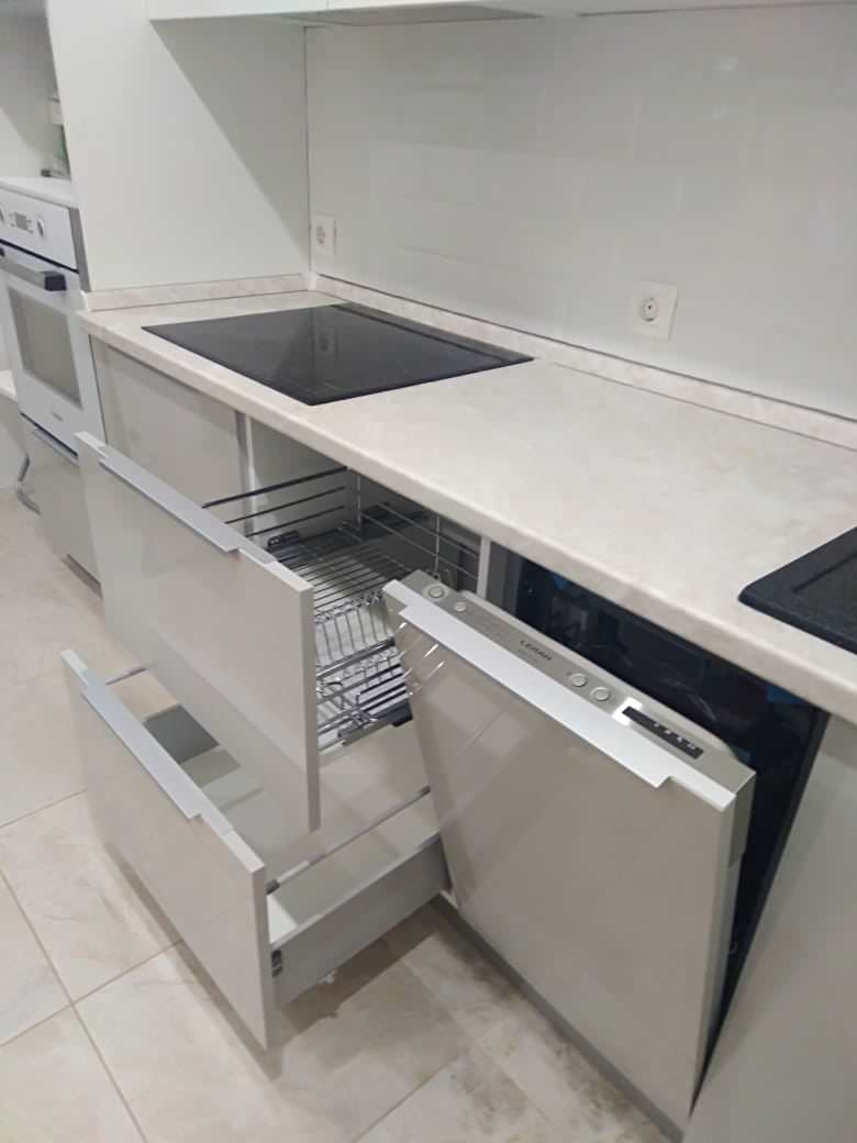 Современная кухня  с антресольной зоной серый глянец