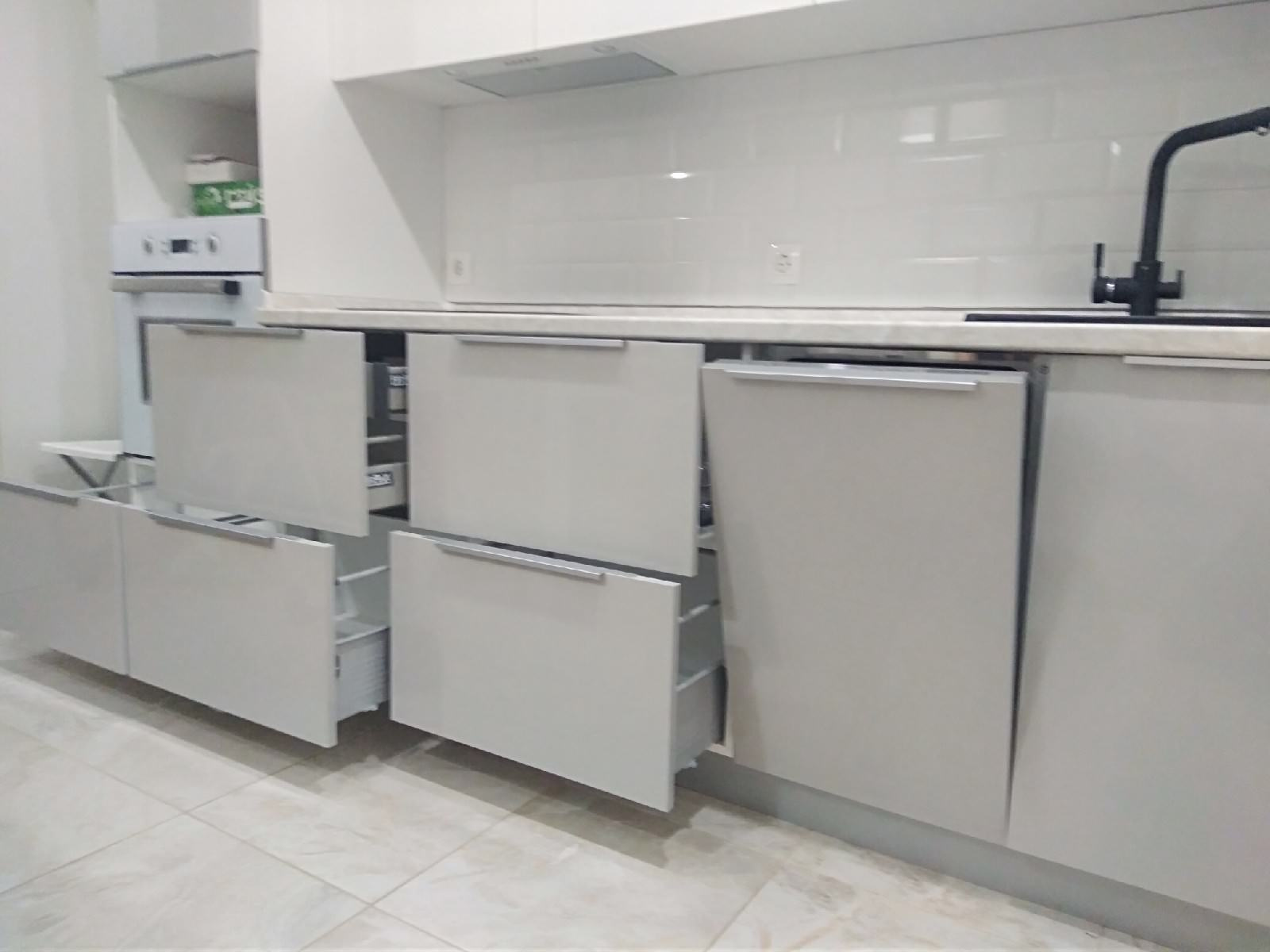 Современная кухня  с антресольной зоной серый глянец