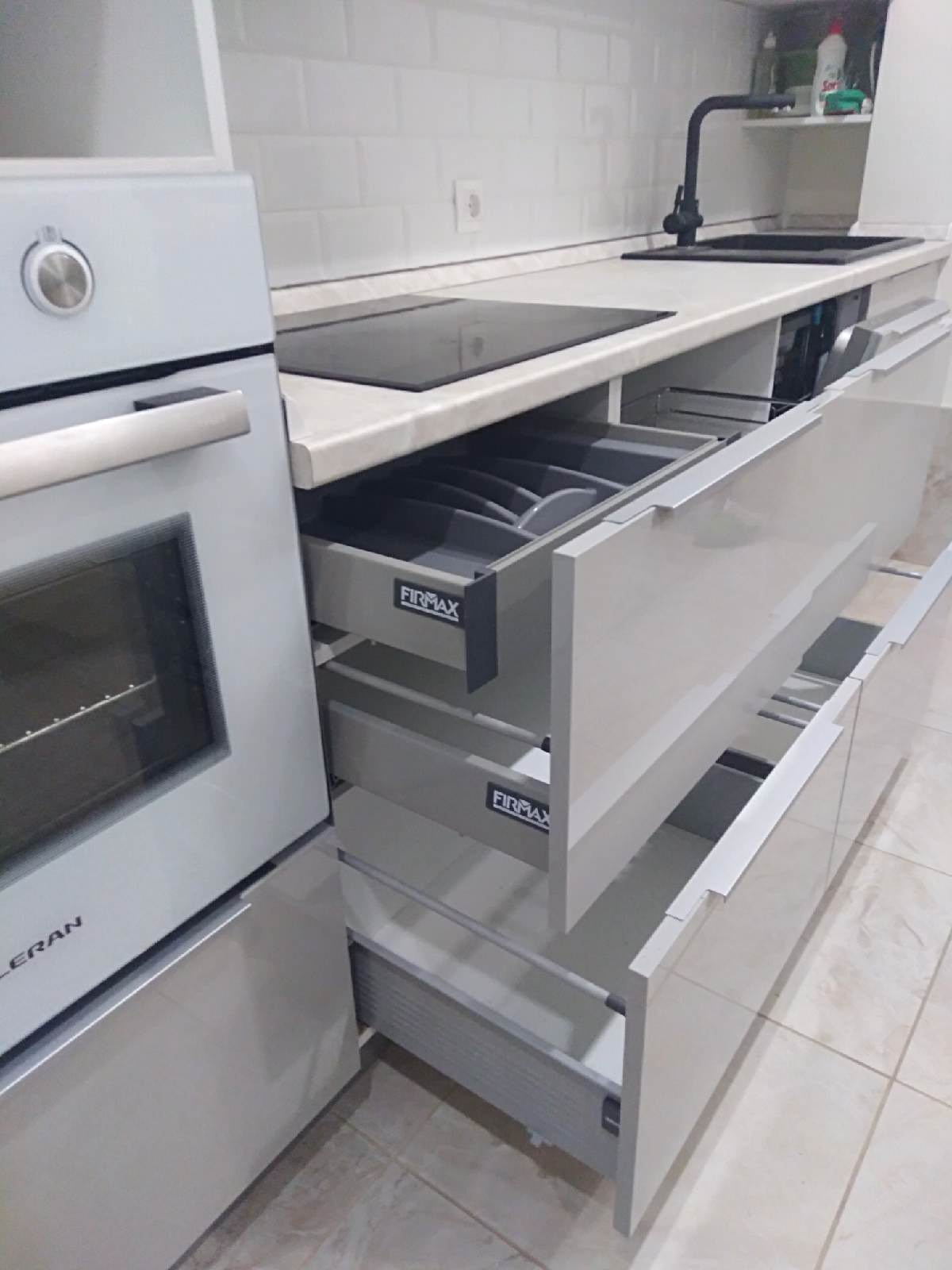 Современная кухня  с антресольной зоной серый глянец