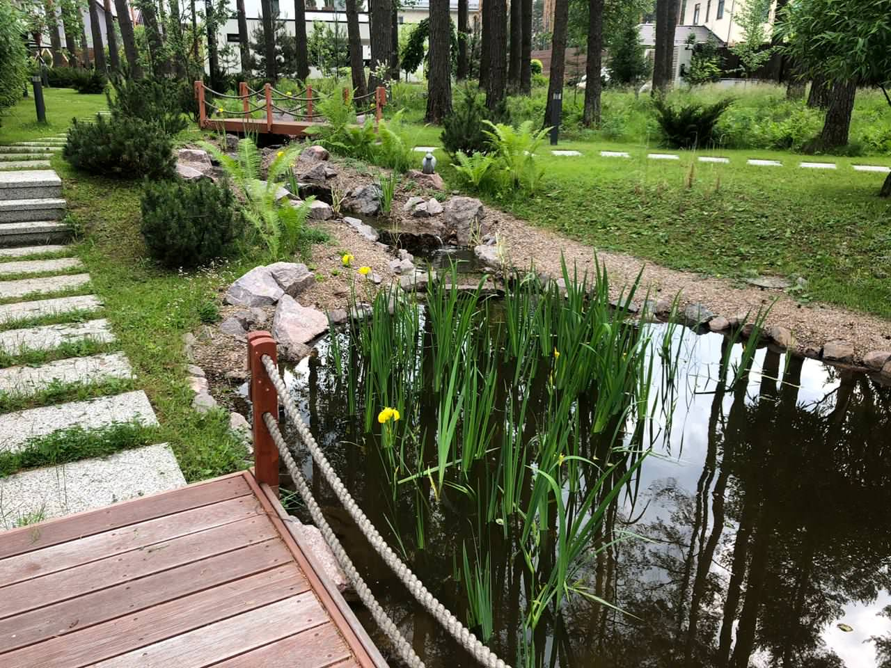 Декоративный водоём с ручьём
