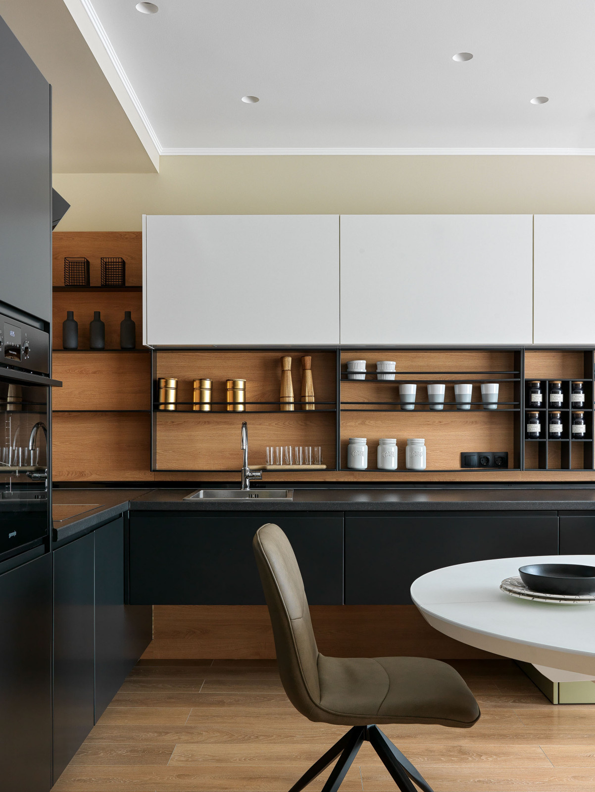 Дизайн-дебаты: Нормально ли делать открытые полки на кухне