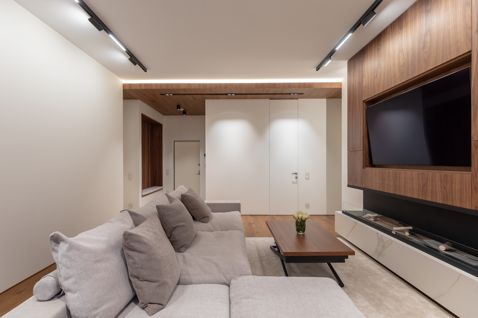 Мягкие просторные диваны в гостиной и журнальный столик