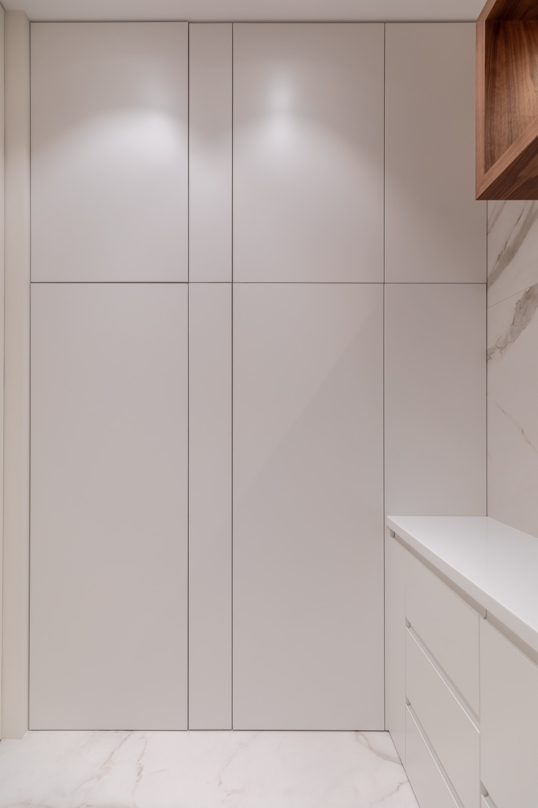 Стиральные машины скрыты за настенными панелями в ванной