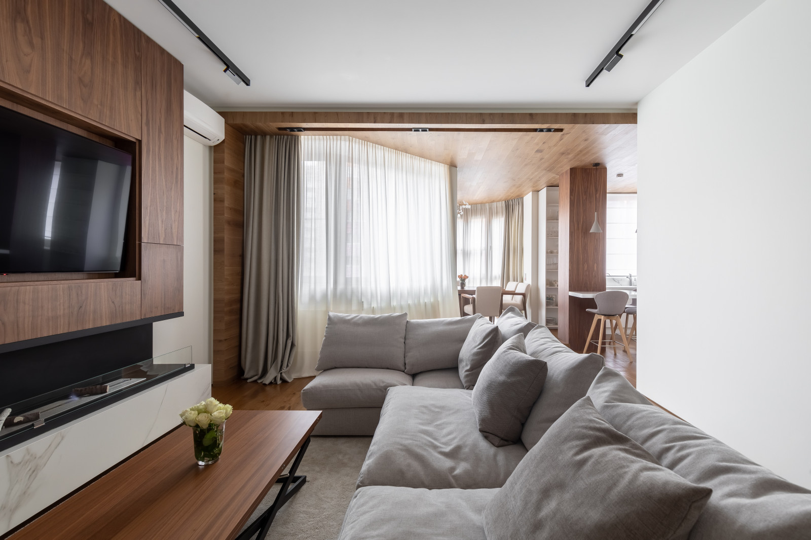 Вид на гостиную и столовую зону