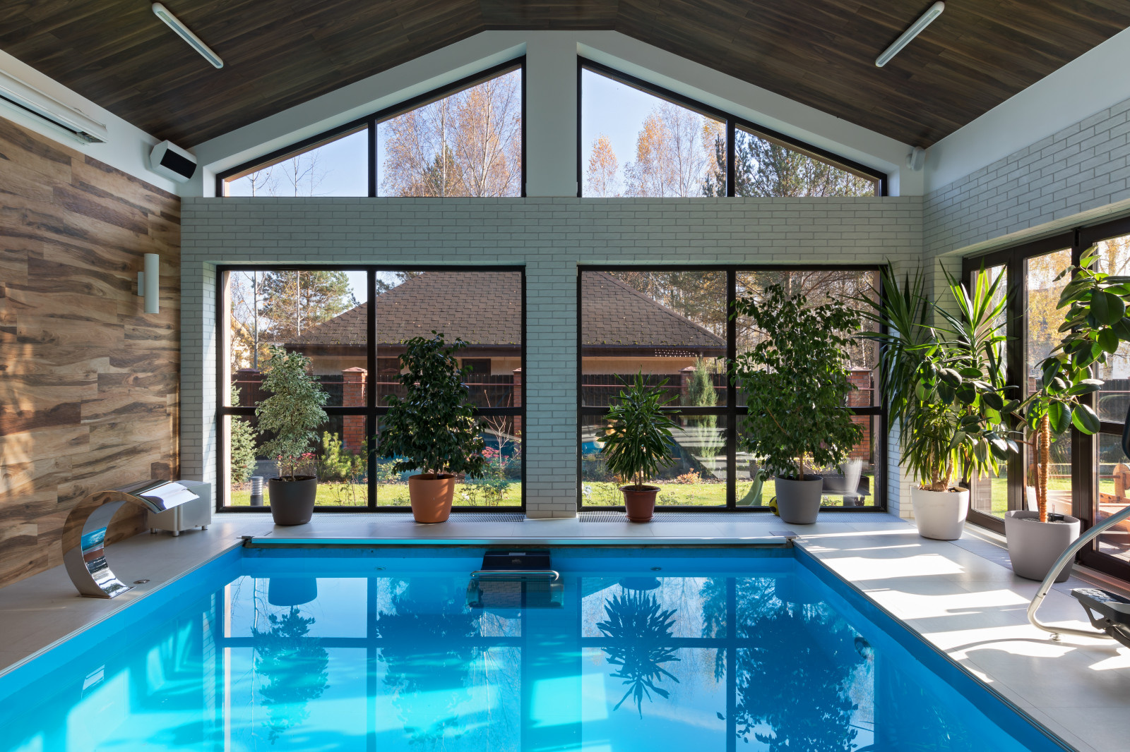 Гостевой дом с сауной , бассейном , гостевой и игровой комнатами