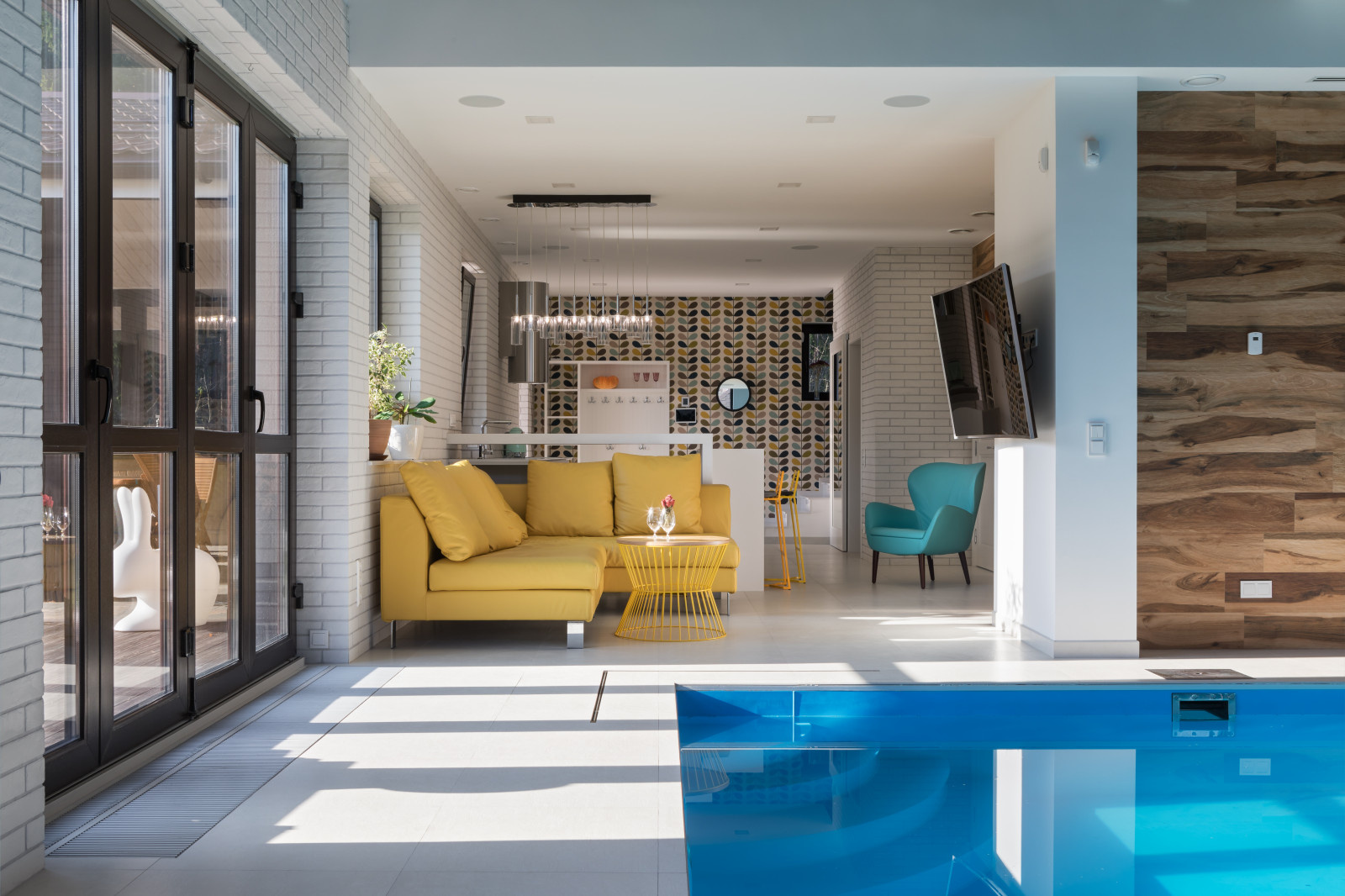 Гостевой дом с сауной , бассейном , гостевой и игровой комнатами