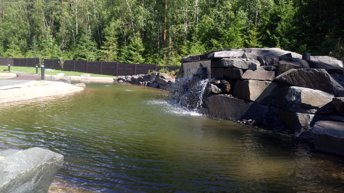 Декоративный водоём с большим каскадом в п. Полянки (ЛО)