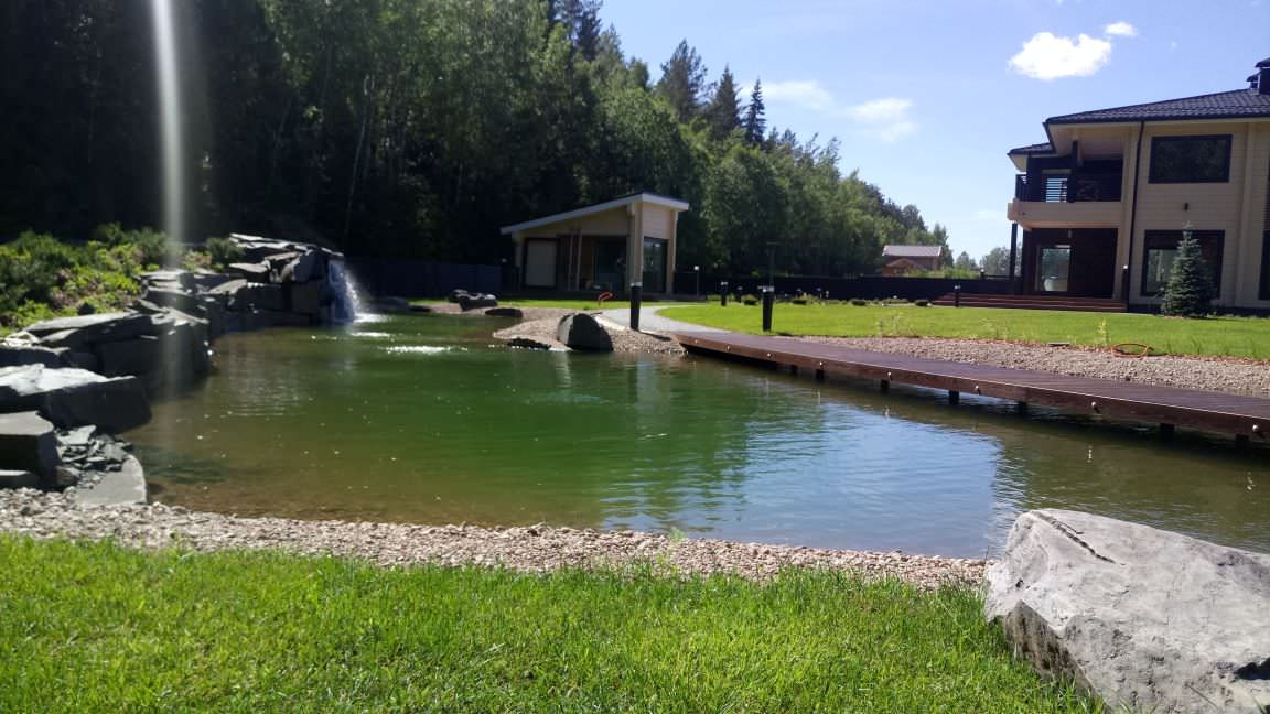 Декоративный водоём с большим каскадом в п. Полянки (ЛО)