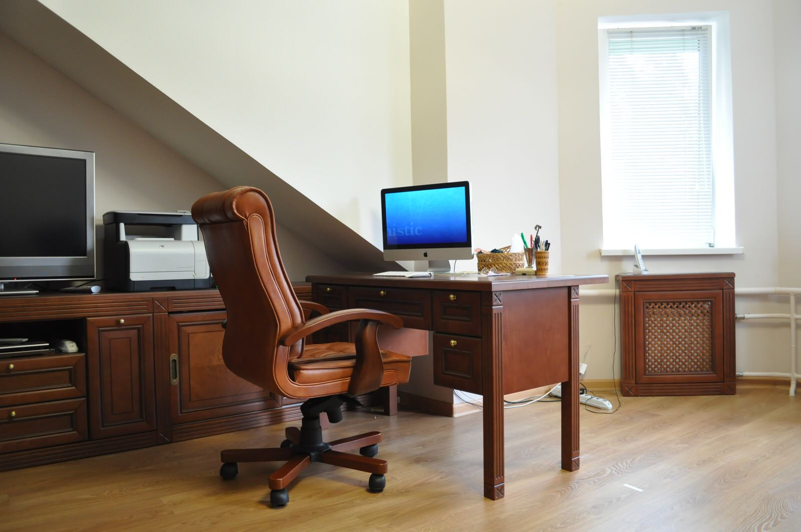 Обустройство мансарды под рабочий кабинет