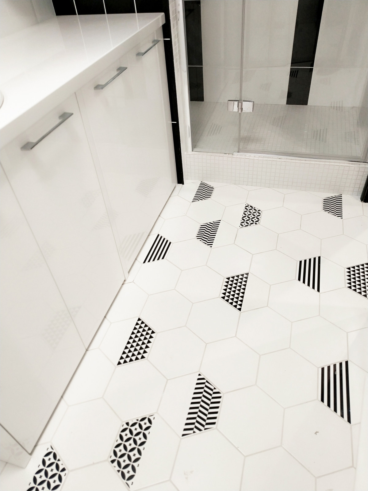 Графичная ванная комната