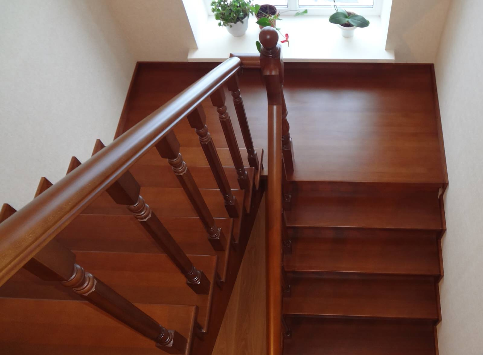 Лестница в доме из дерева бук.Самара пос.Зубчаниновка