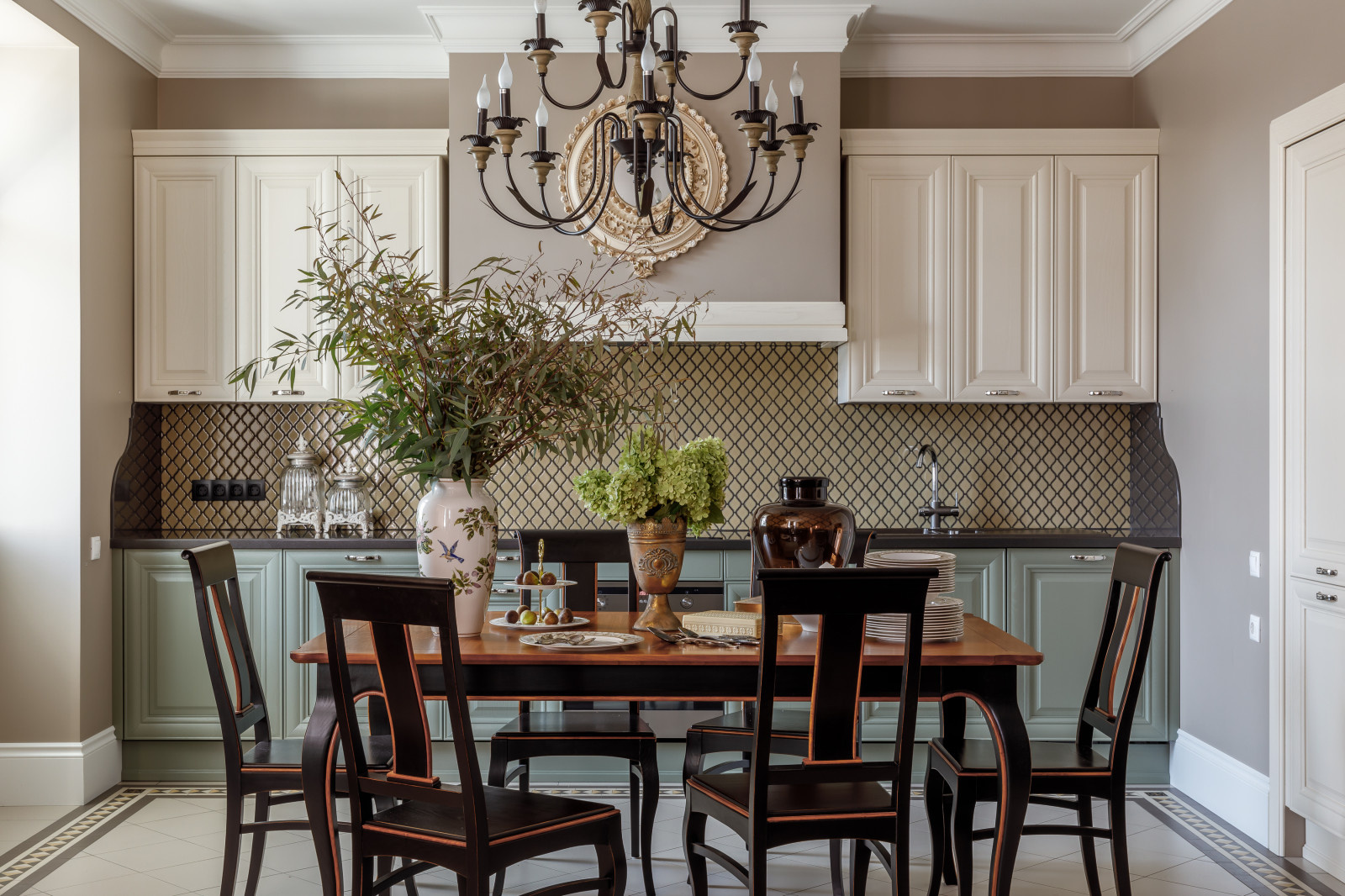 Houzz тур: Атмосферная классика с букетами и Ганешей в Краснодаре