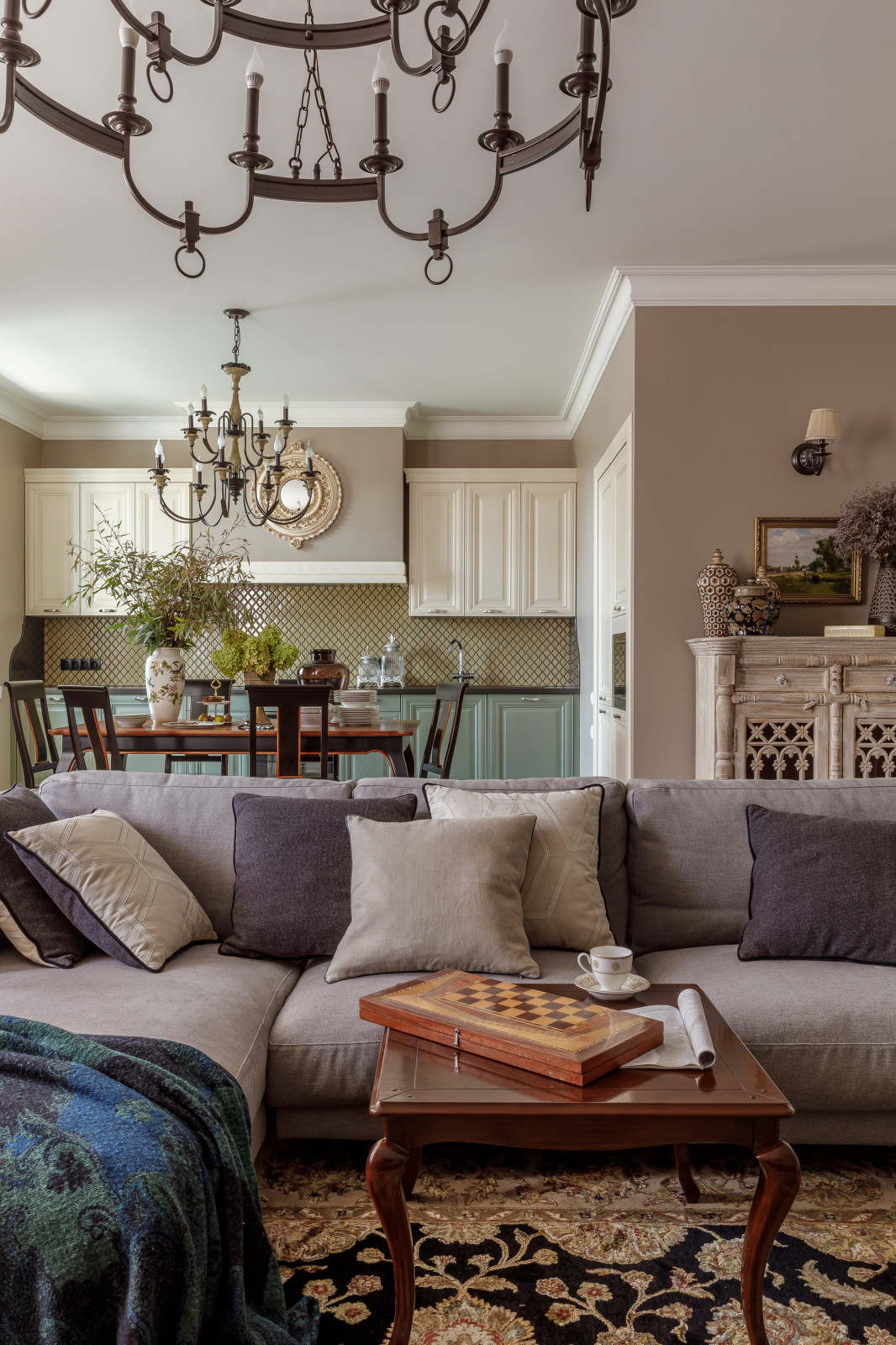 Houzz тур: Атмосферная классика с букетами и Ганешей в Краснодаре