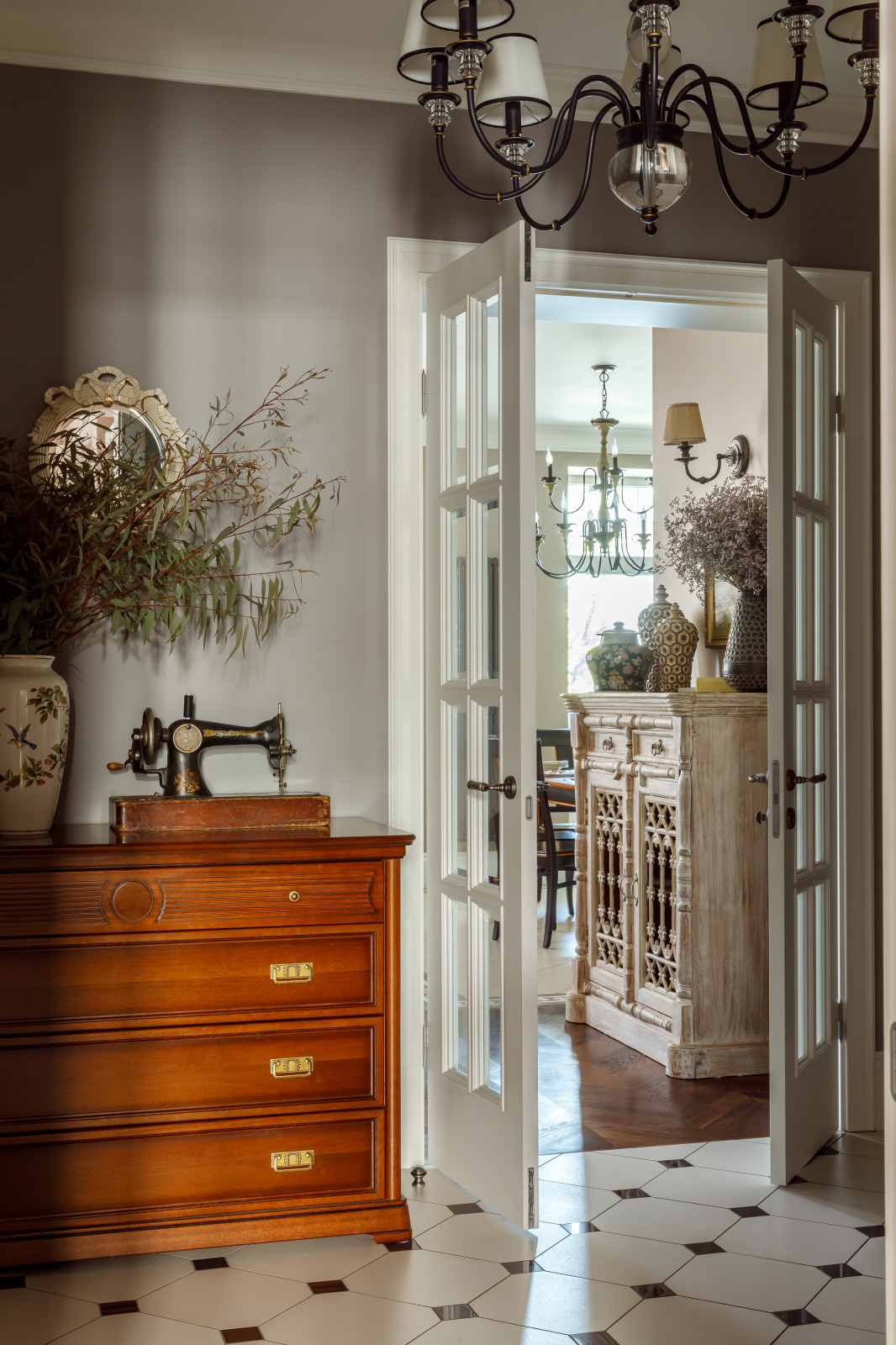 Houzz тур: Атмосферная классика с букетами и Ганешей в Краснодаре