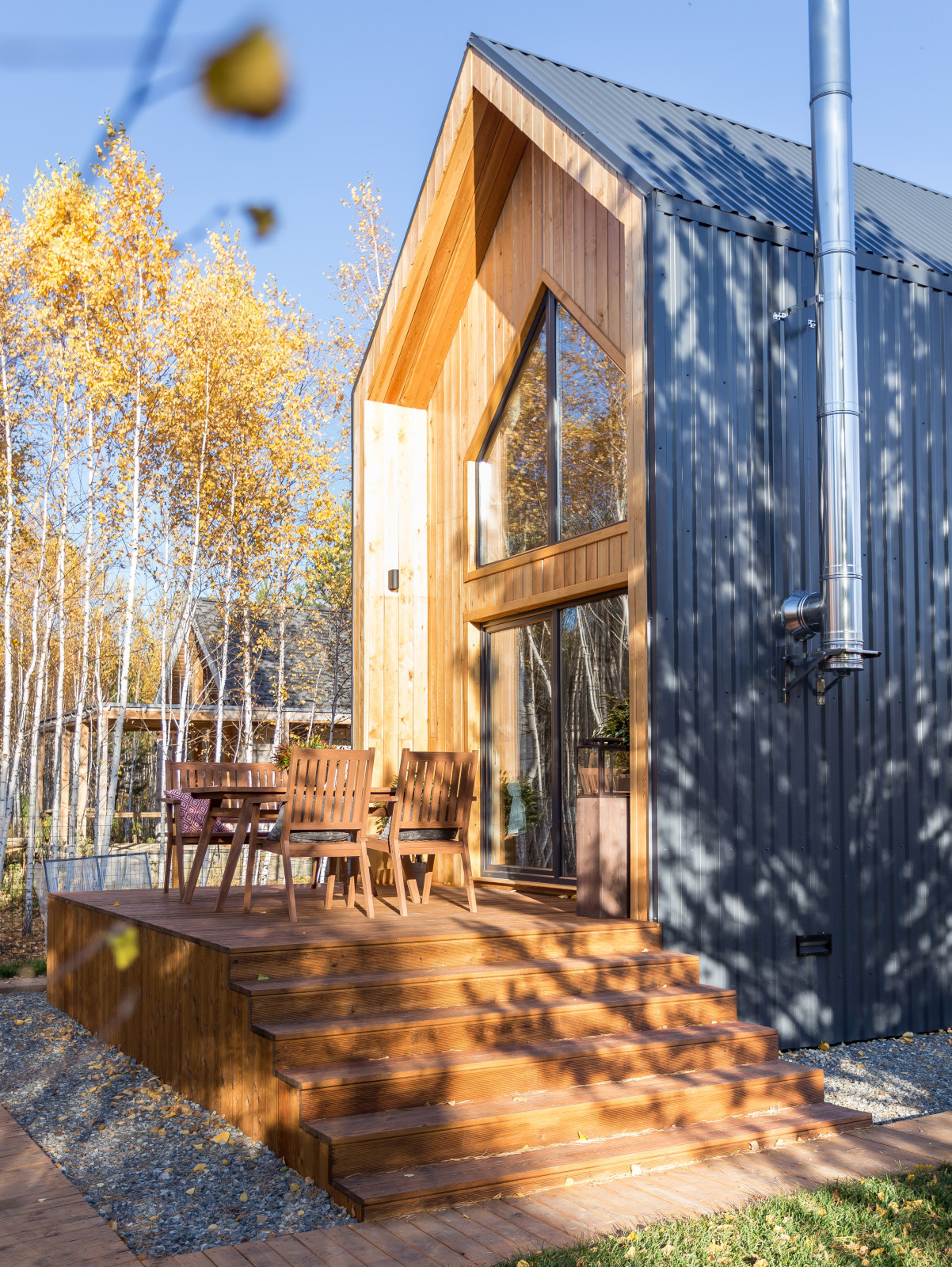 Компактная дача в стиле барнхаус.