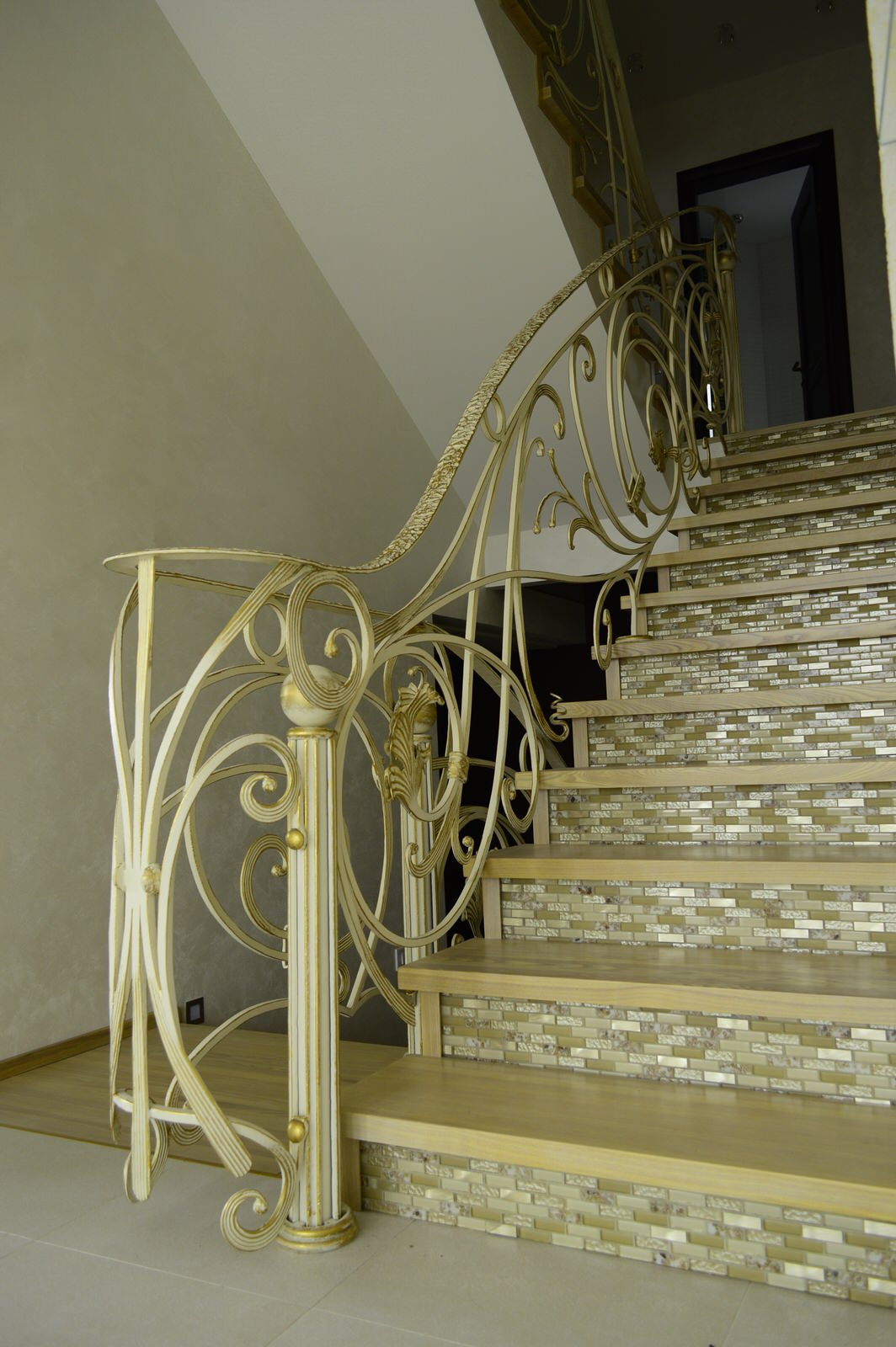 Кованые перила в интерьере частного дома