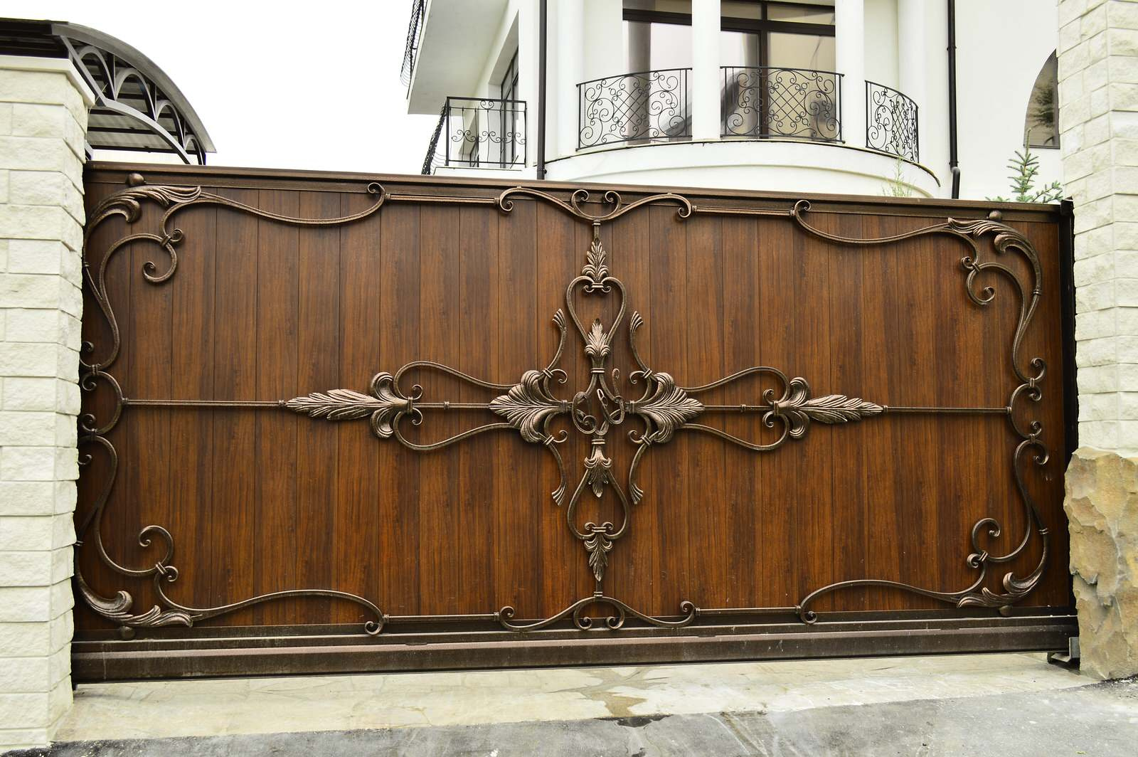 Обложка проекта: Ворота и калитка скованым накладным орнаментом