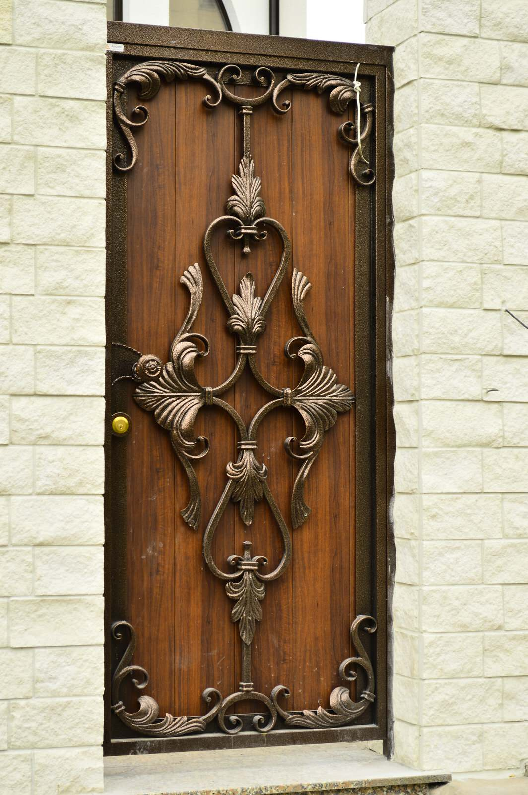 Ворота и калитка скованым накладным орнаментом