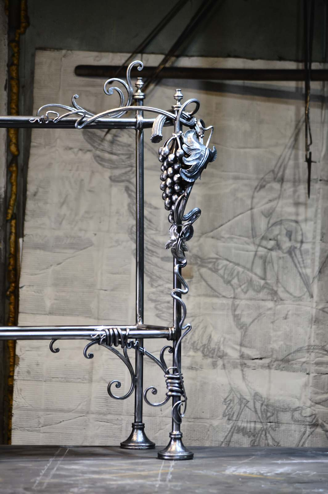 Ковка в интерьере. Винный стеллаж.