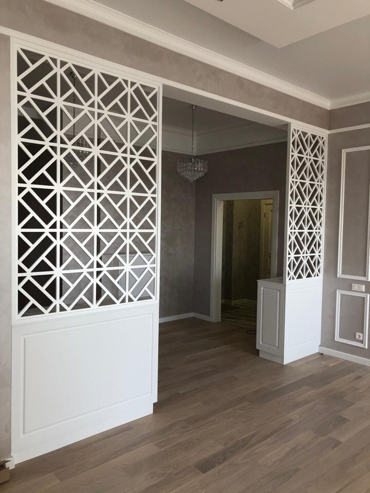 Зонирование резными перегородками