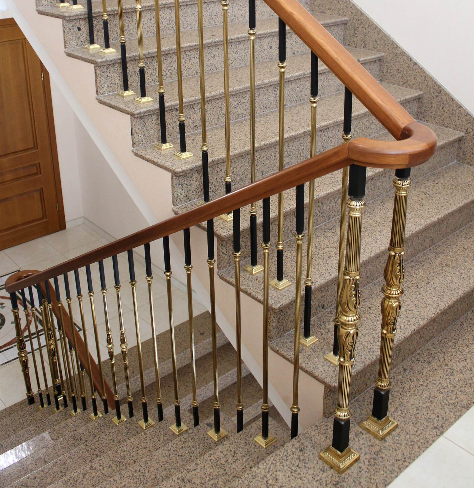 Лестница с позолоченным ограждением