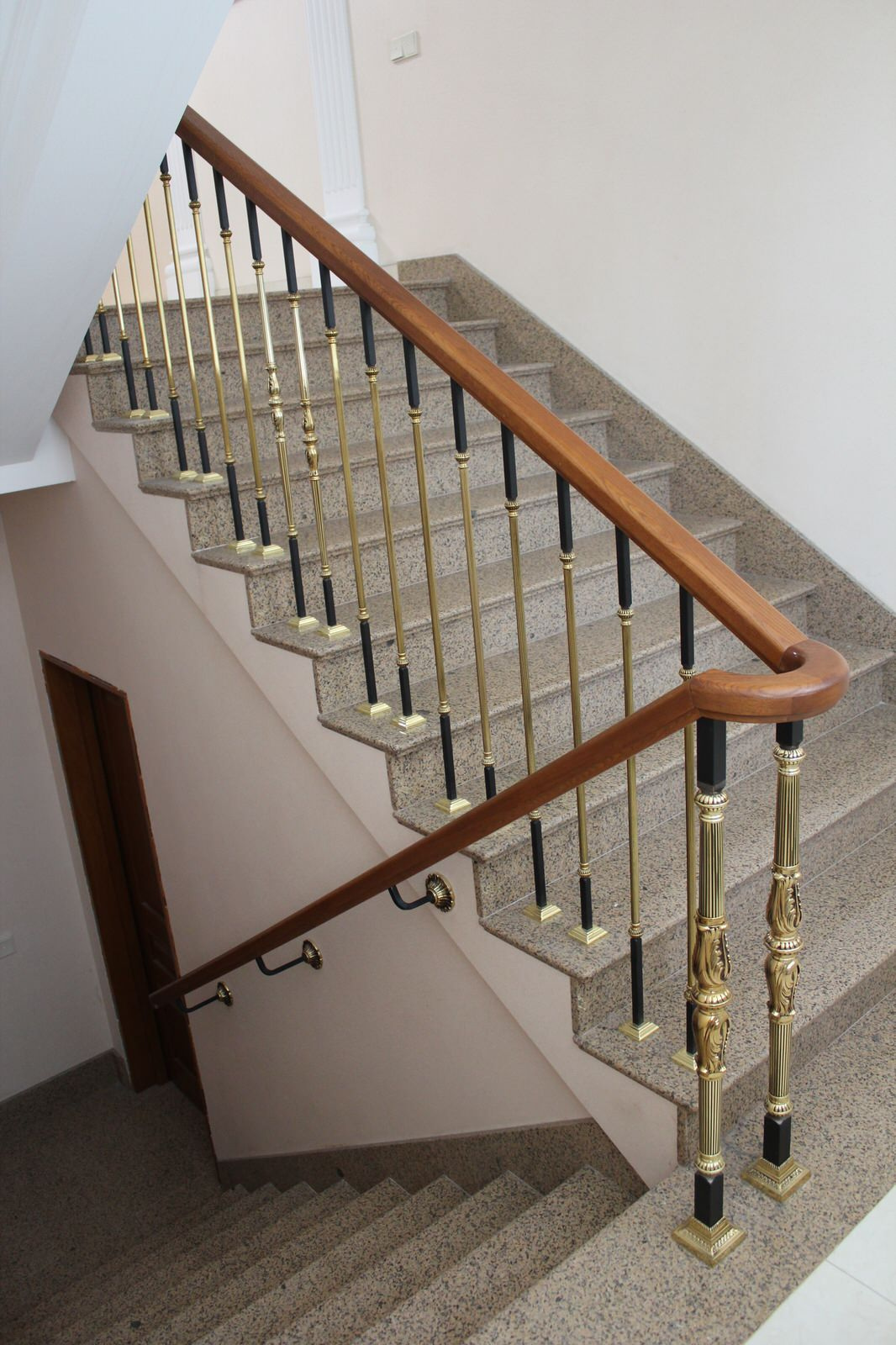 Лестница с позолоченным ограждением