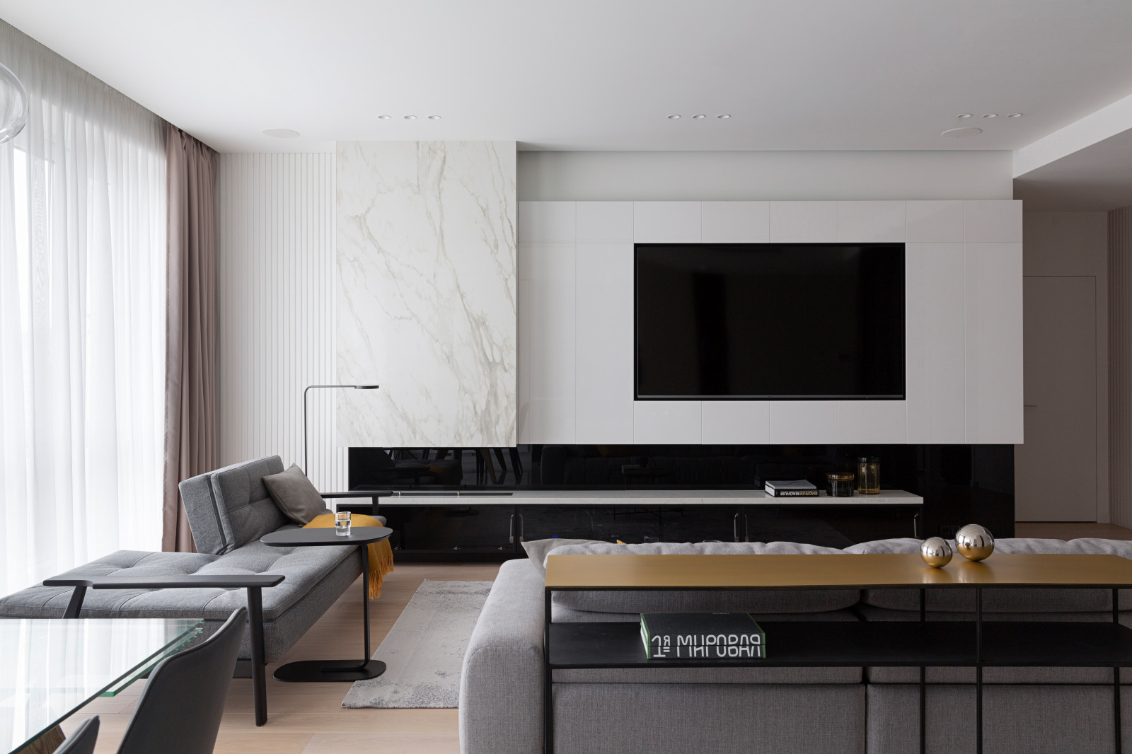 Houzz тур: Воздушный интерьер в глянце и монохроме