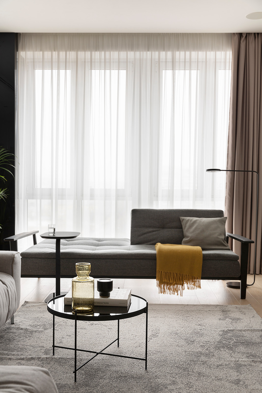 Houzz тур: Воздушный интерьер в глянце и монохроме