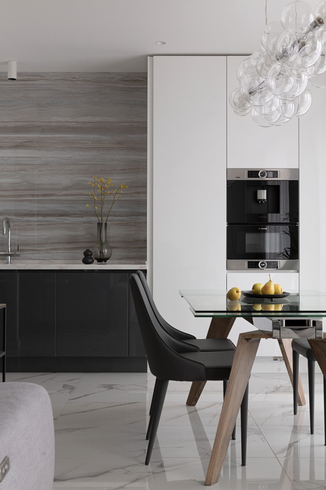 Houzz тур: Воздушный интерьер в глянце и монохроме