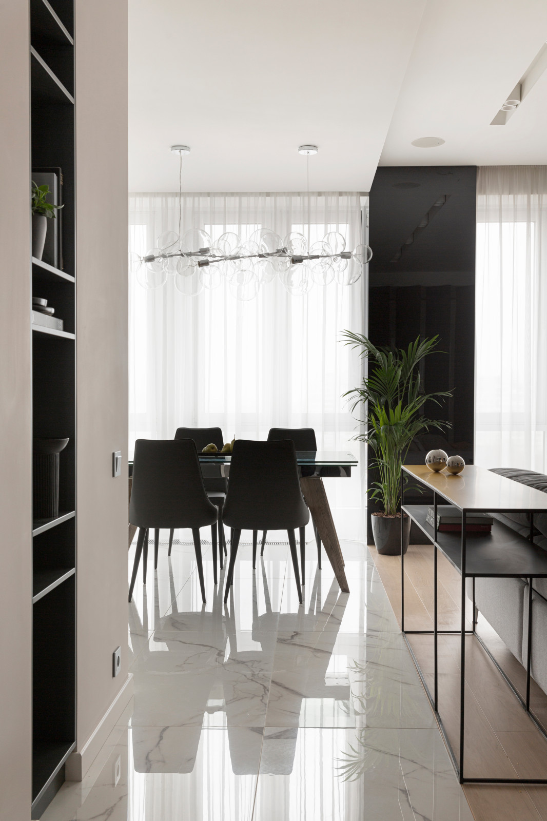 Houzz тур: Воздушный интерьер в глянце и монохроме