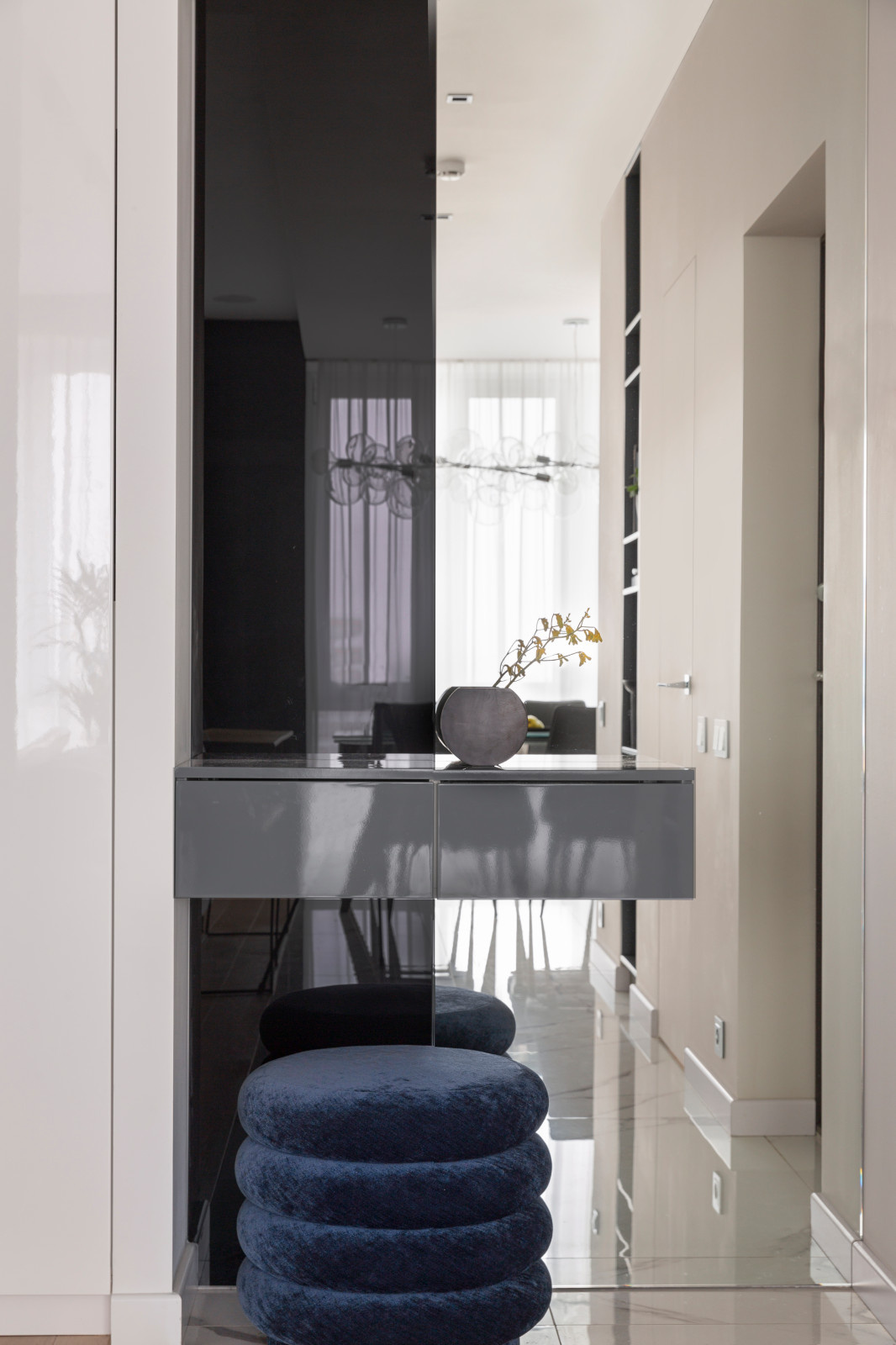 Houzz тур: Воздушный интерьер в глянце и монохроме