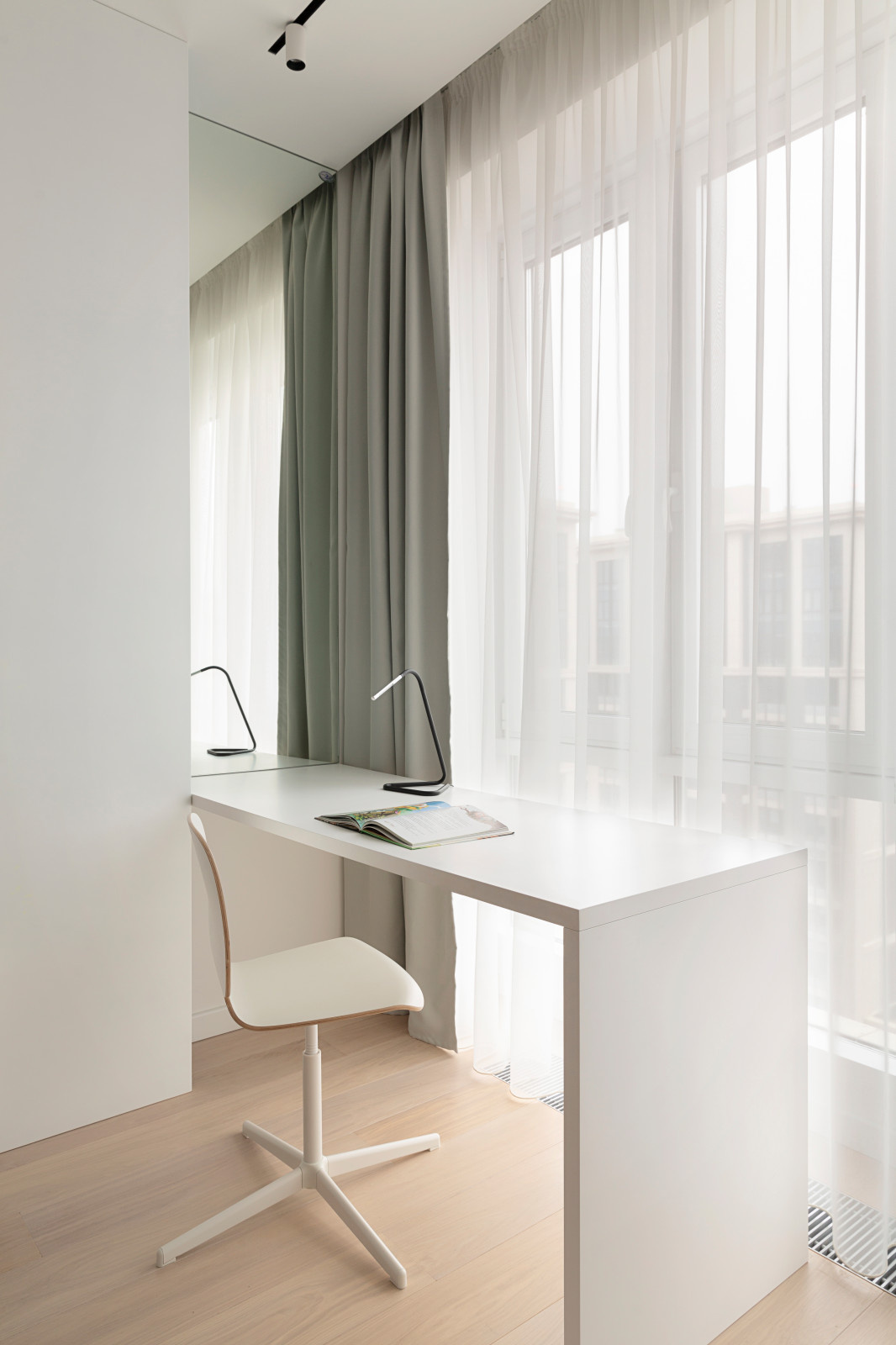 Houzz тур: Воздушный интерьер в глянце и монохроме