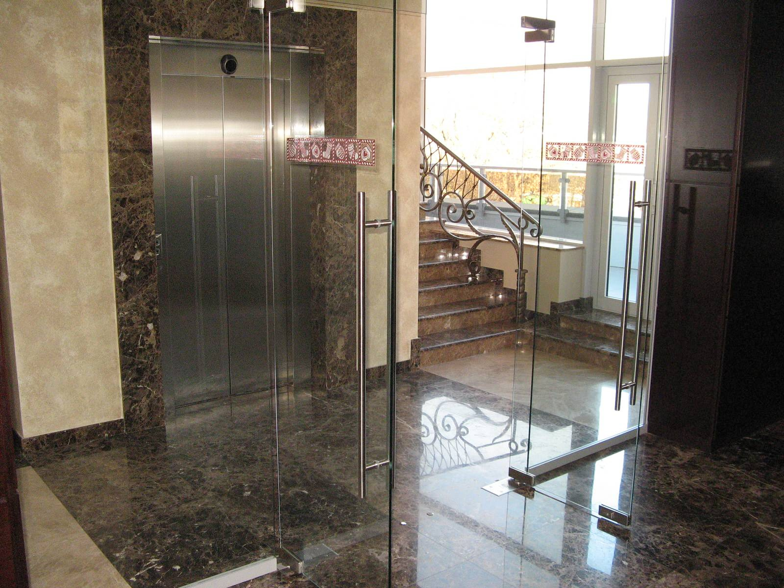 Лестница, площадки, подоконники из мрамора Имперадор дарк, лайт 30, 20мм