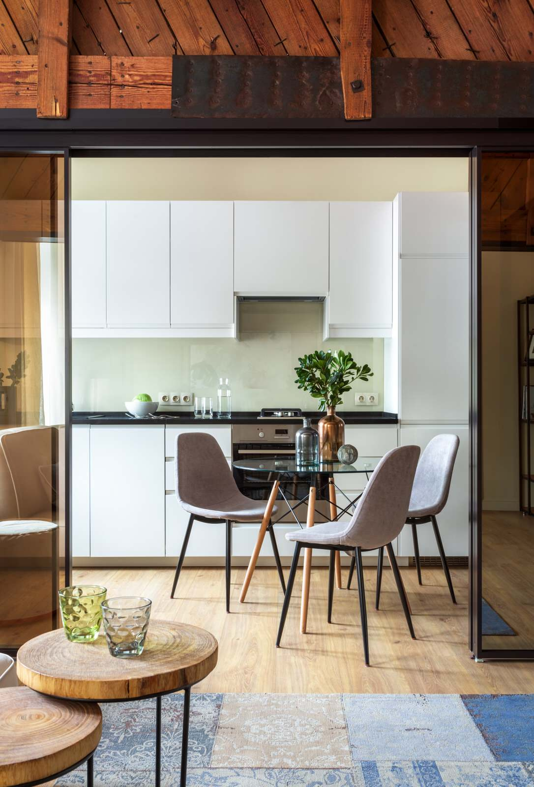 Реализация двухкомнатной квартиры в Малом Гнездниковском переулке.